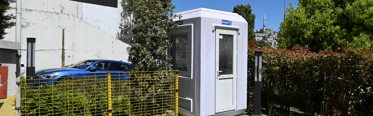 Hurricane-Resistant Cabins: Wind Load Ratings, Anchoring Systems, and Material Comparisons for US Climate Zones